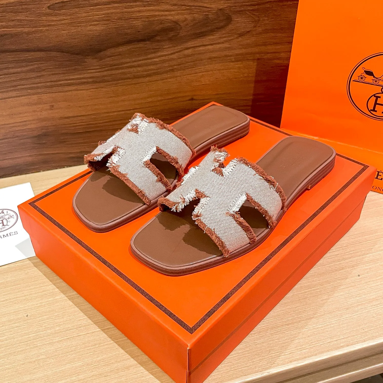 👟👟Ex-factory price 480👟👟 Hermes/Hermes new oran tassel slippers, eyelash slippers, classic slippers, exclusively customized dyed jacquard cotton fabric, woven in white and original colors! Purely hand-drawn raw edge craftsmanship creates a tassel effect. The lining and insole are made of imported soft lambskin and genuine leather outsole. Summer is here, and everyone has a pair, a must-have when going out! It doesn't rub your feet at all and is super comfortable on your feet. black pink green brown size: 35-41